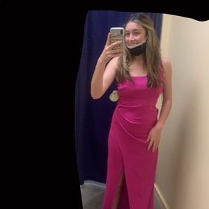 I am selling a brand new beautiful stunning long dress, looks amazing on!